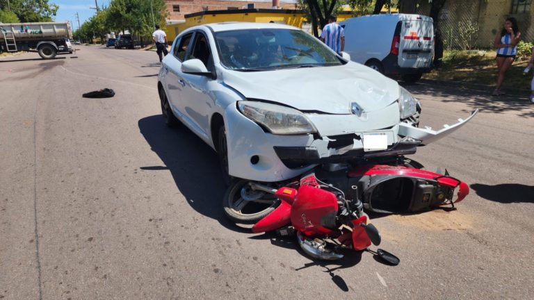 Motocicleta terminó debajo de un auto tras siniestro vial en calle 6 y 31
