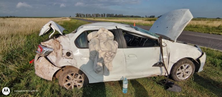 Despiste y vuelco en la Ruta Nacional 188: cuatro heridos tras accidente automovilístico