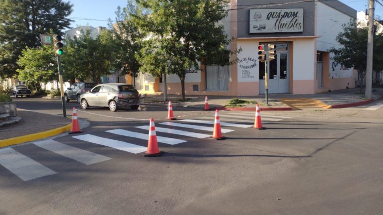 Continúan los trabajos de señalización de las sendas peatonales del viejo casco urbano