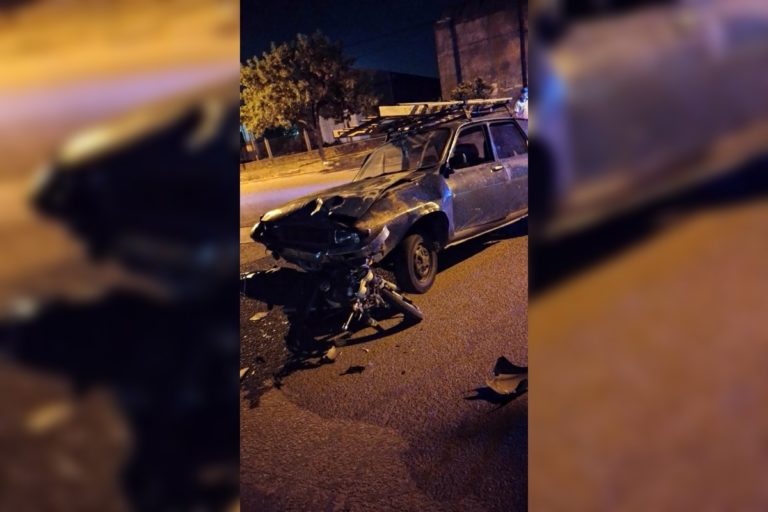 Fuerte choque entre un vehículo y una moto: hospitalizan al motociclista