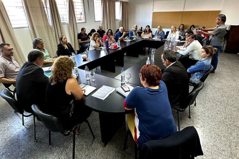 Tensión en la paritaria docente: UTELPa cerró la negociación de forma abrupta tras la oferta del Gobierno