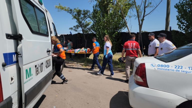 Dos menores resultan heridos tras chocar en moto contra un alambrado y un árbol