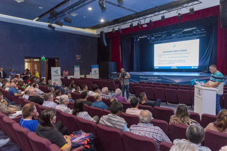 Lanzan programas millonarios para impulsar infraestructura e iluminación eficiente en clubes de La Pampa
