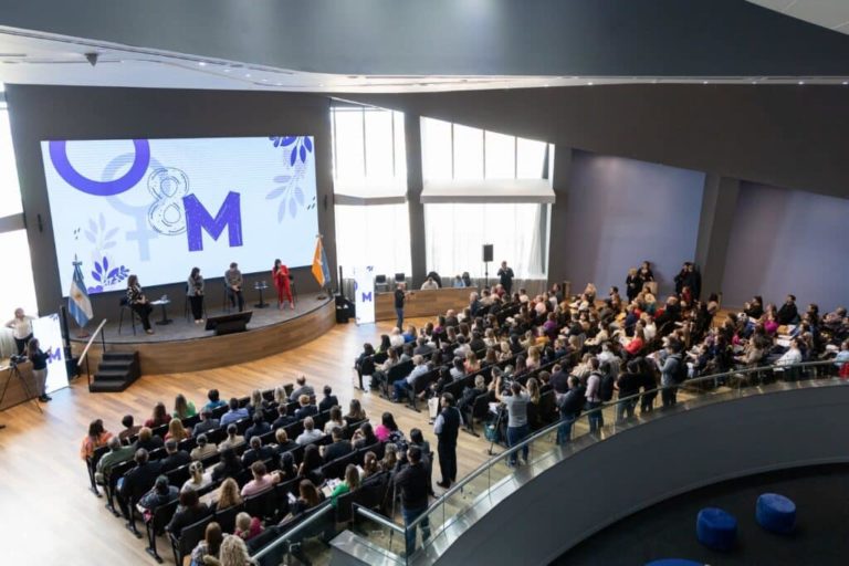 Gobierno provincial participa en encuentro nacional para abordar desafíos de mujeres en el mundo laboral