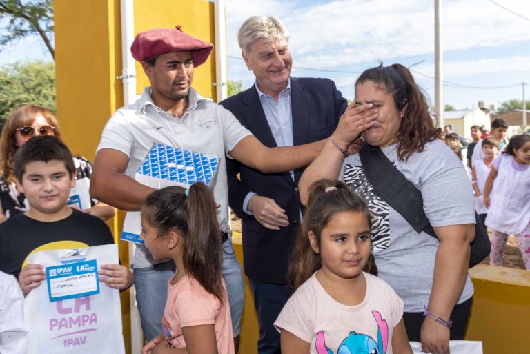 Chacharramendi: Ziliotto entregó viviendas y ambulancias para localidades del oeste