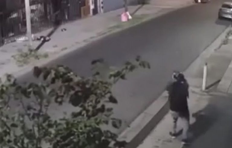 Tres de Febrero: motochorros quisieron robarle a un policía y el agente mató a uno e hirió a otro
