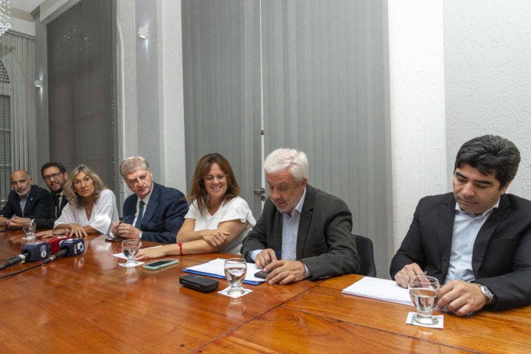 El Gobierno provincial invertirá más de $1.300 millones en dos acueductos en General Pico, que se licitaron hoy