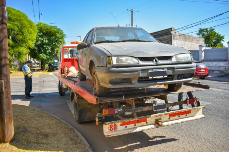 64 propietarios fueron notificados por vehículos abandonados en la vía pública. 5 fueron removidos y retenidos