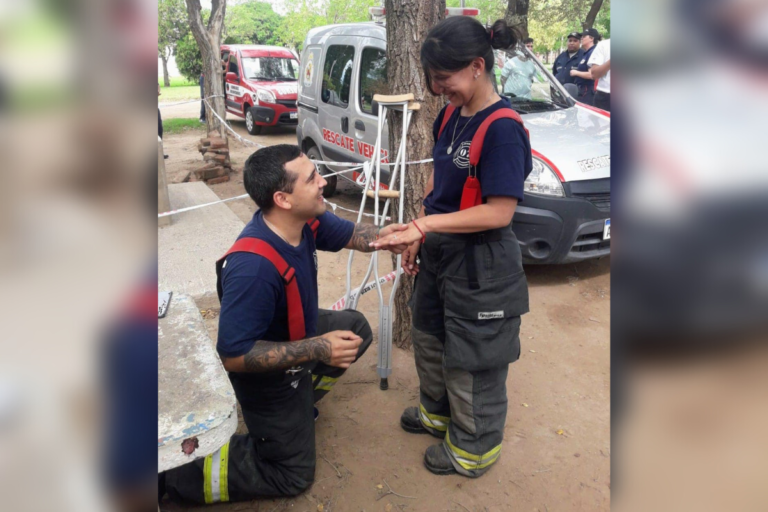 ¡Viva el amor!: Una pareja de Bomberos de Macachín se comprometió en pleno examen de rescate