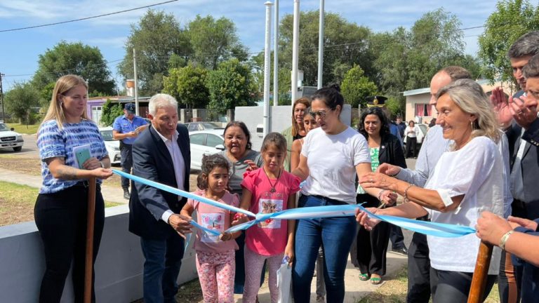 Seis familias de Metileo y seis de Conhello recibieron sus viviendas