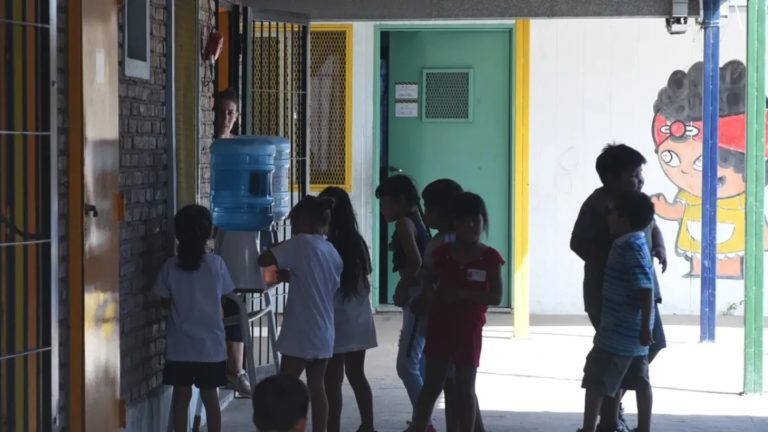 Por el calor en Rosario, escuelas piden que los alumnos vayan en malla para manguerearlos en los recreos