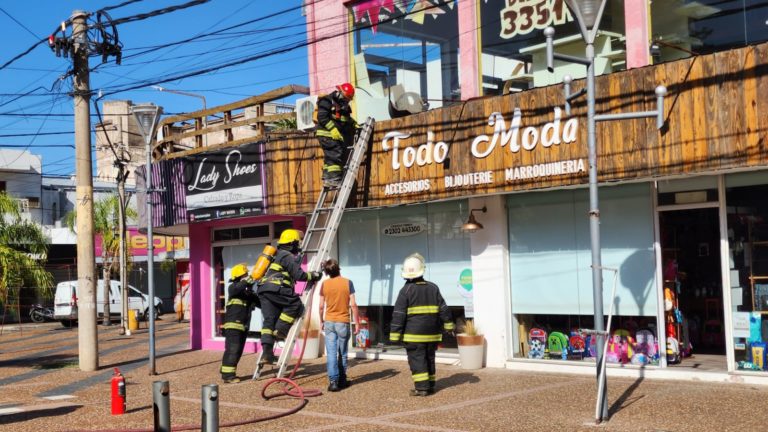 Un aire acondicionado se prendió fuego en un local céntrico