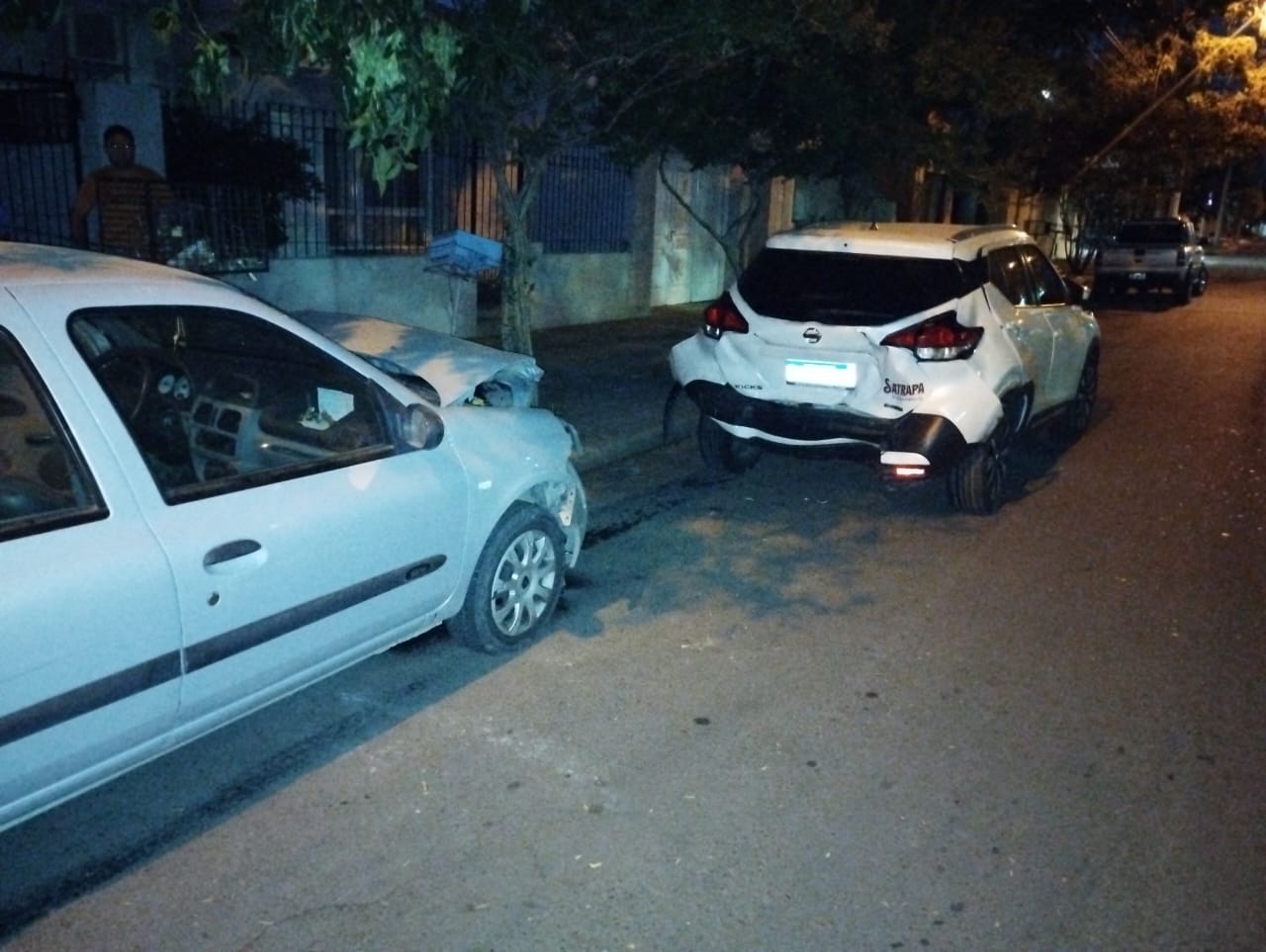 Fuerte choque en la madrugada: conductor en estado de ebriedad colisionó contra un vehículo estacionado en la calle 21