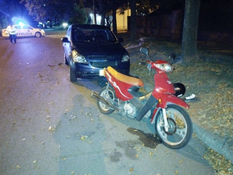 Un joven motociclista fue chocado por un auto en el barrio Roca
