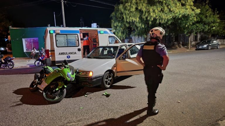 Fuerte choque frontal entre una moto y un auto