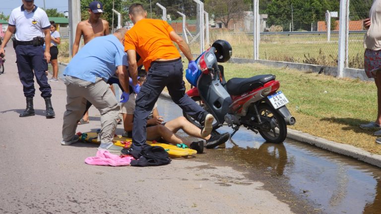 Joven cayó con su moto por agua acumulada en la calzada y terminó inconsciente