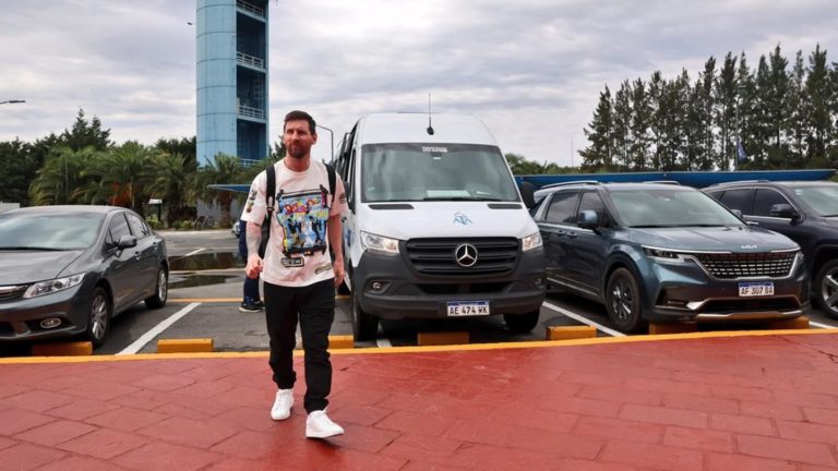 Lionel Messi fue a cenar a la parrilla Don Julio de Palermo y una multitud lo esperó en la puerta