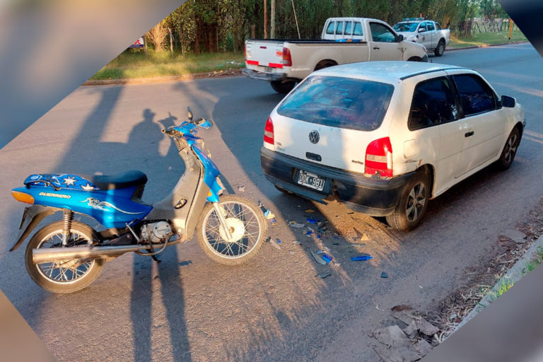 Motociclista hospitalizada tras chocar contra un auto que estaba parado por falta de combustible