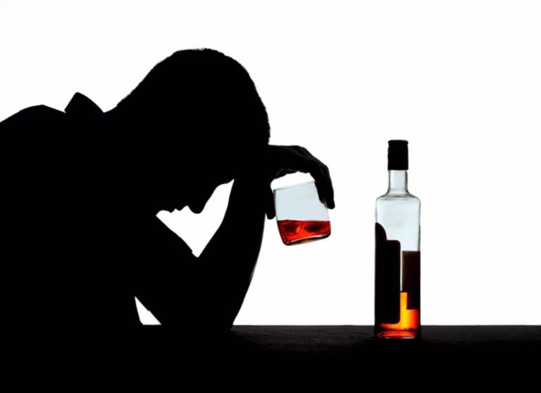 “Cada vez más jóvenes comienzan a consumir sustancias: un 80 % el alcohol, seguido por el tabaco y luego otras sustancias”, aseguró el Director de Prevención, Lautaro García