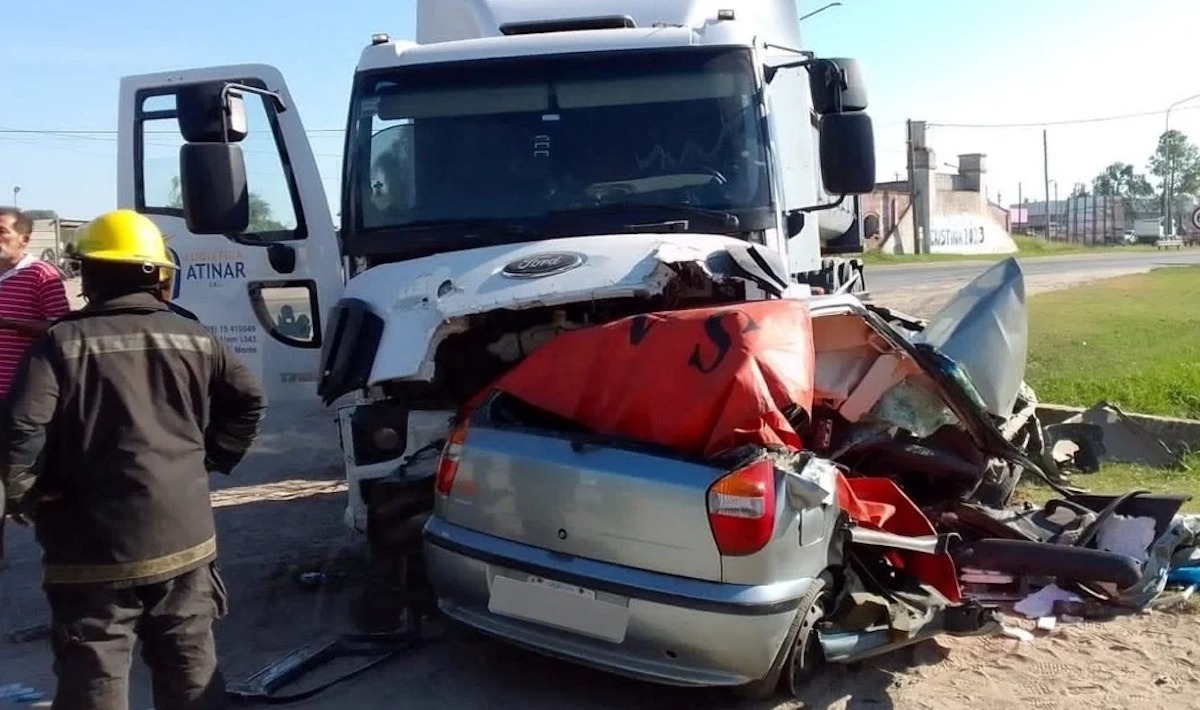 Tenían miedo de viajar de noche, salieron a la ruta en Saladillo por la mañana y los chocó un camión: cinco muertos