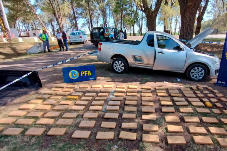 Policía Federal detiene a conductor con 126 ladrillos de marihuana en Catriló