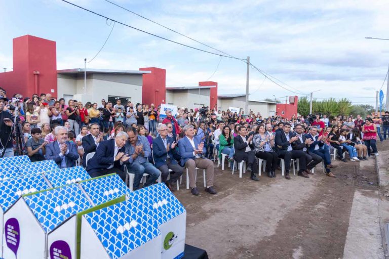 Ziliotto y el ministro Maggiotti entregaron viviendas en Toay