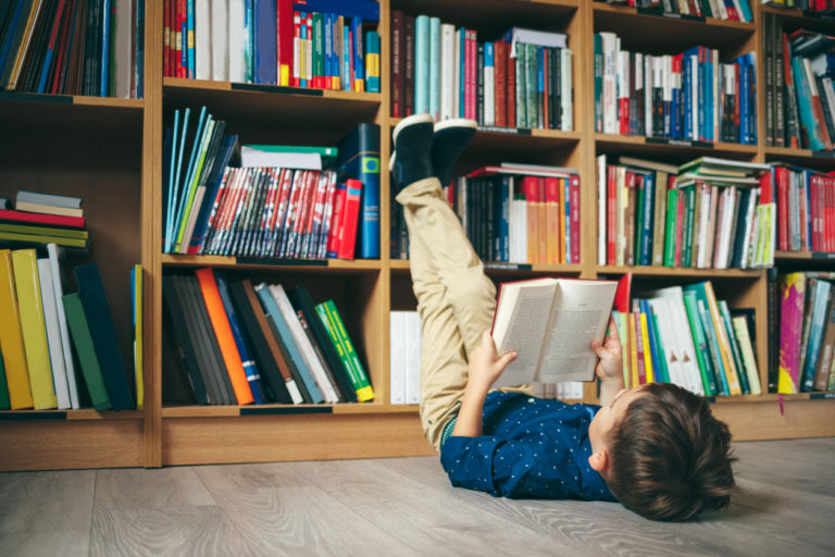 Descubriendo el Mundo de los Cuentos Clásicos: actividad interactiva para niños de 5 a 9 años en la Biblioteca Popular Municipal