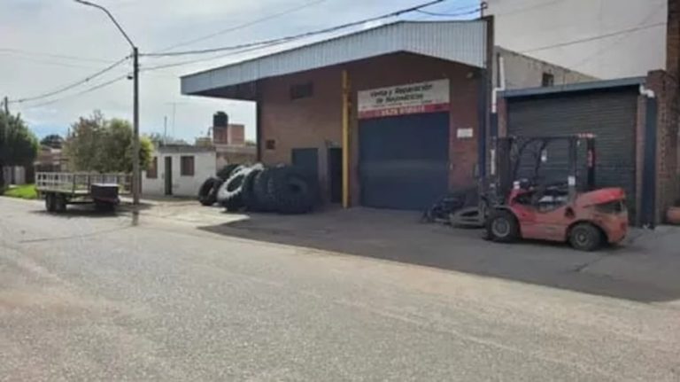 Córdoba: cambiaba un neumático, le explotó en la cara y murió por el golpe