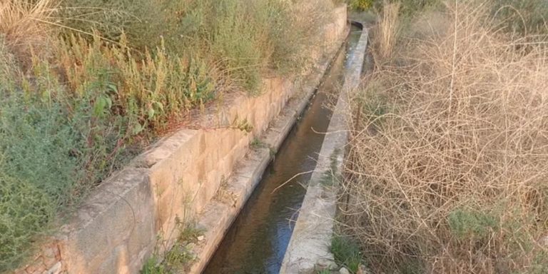 San Juan: un bebé de un año jugaba en la vereda de su casa, desapareció y lo encontraron muerto en un canal