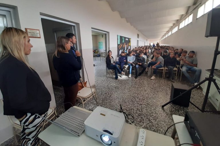 Funcionarios judiciales instan a jóvenes a un uso responsable de redes sociales en Colonia Barón