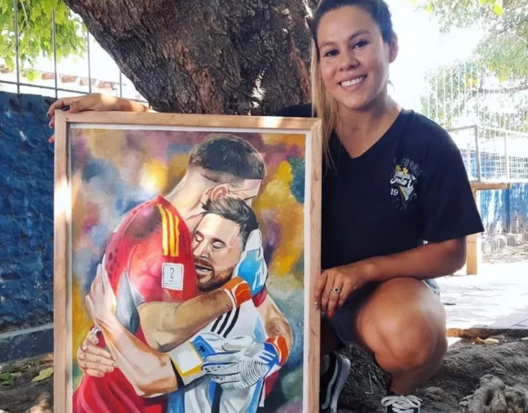 La odisea de una joven pintora para llegar hasta Dibu Martínez con su cuadro el “Abrazo eterno”