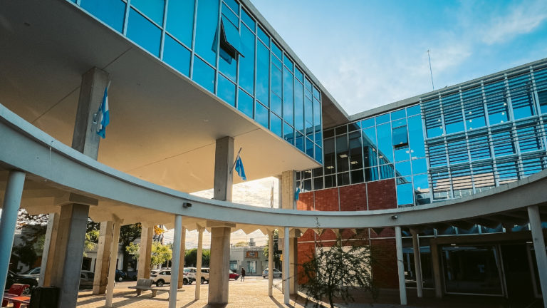 Tras cancelar una millonaria deuda, Telecom proyecta inversiones en General Pico: el debate por el cableado aéreo llega al Concejo