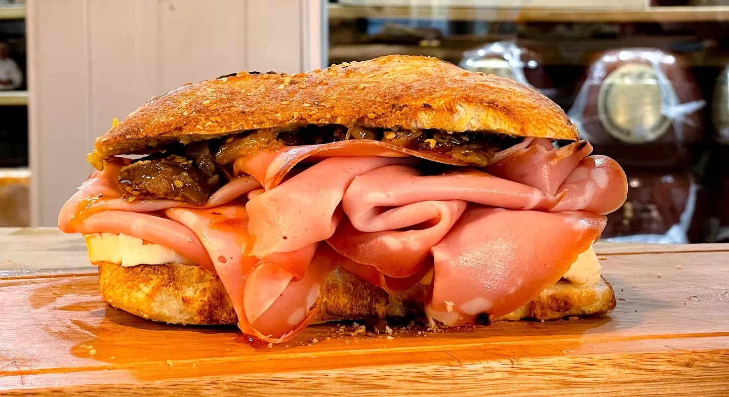 Vendió su auto para poner una fiambrería en Villa María y se volvió furor en las redes: “Hago 2000 sándwiches por semana”