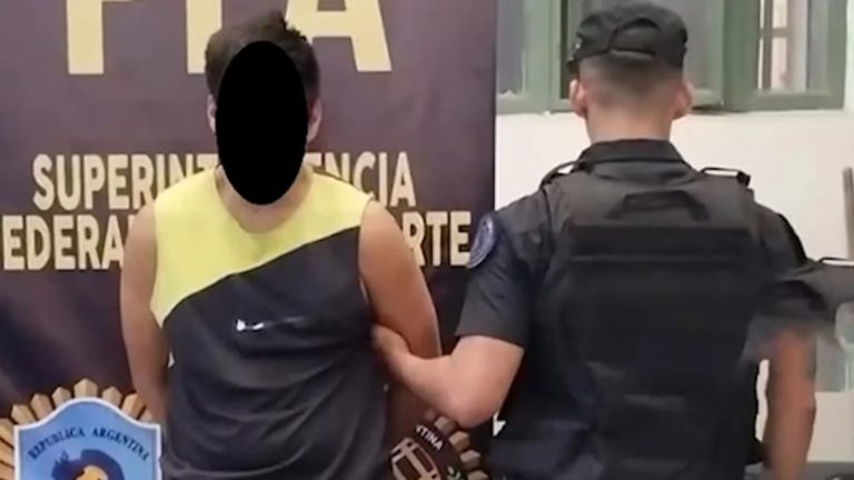 Video: robó un celular en Constitución, un grupo de pasajeros lo linchó y terminó detenido