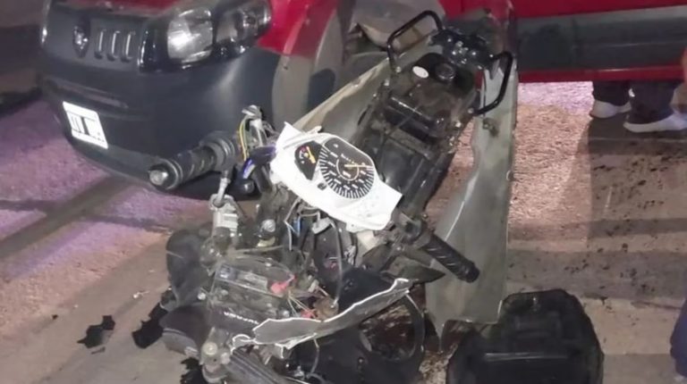 Córdoba: un delincuente robó una moto y murió tras chocar contra un auto cuando escapaba a toda velocidad