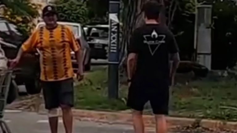 Le regaló sus zapatillas a un hombre que caminaba descalzo por Rosario y fue viral: “Se le llenaron los ojos de lágrimas”