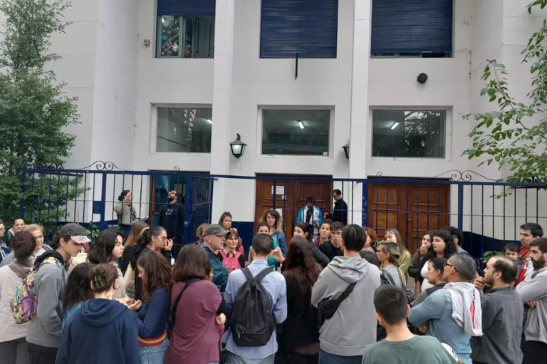 Los padres exigen soluciones: en una escuela solo tuvieron 10 días de clases
