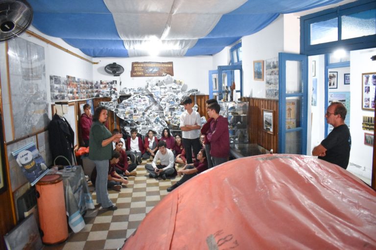 Estudiantes locales visitan el Museo de Veteranos de Guerra de Malvinas “Alberto Amesgaray” en una iniciativa educativa
