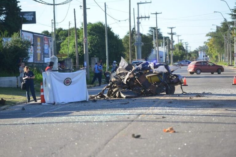 Video: un muerto y nueve heridos en un violento choque frontal entre un colectivo y un auto en Córdoba