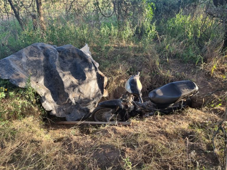 Recuperan motocicleta robada en Eduardo Castex: estaba enterrada y envuelta en una lona