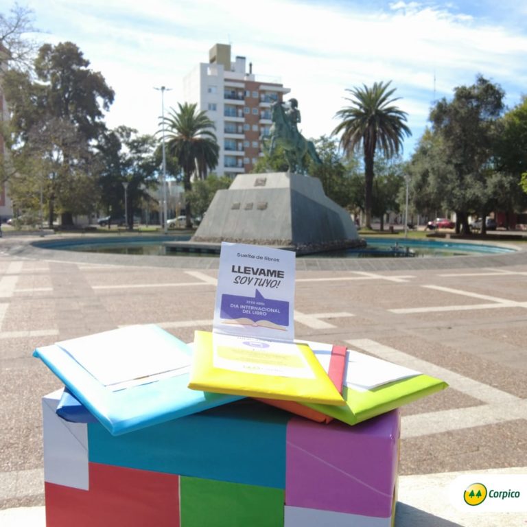 La suelta de libros de Corpico es todo un éxito en las plazas de la ciudad