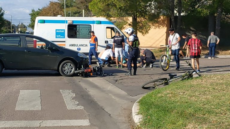 Choque entre auto y moto deja a dos adolescentes hospitalizados