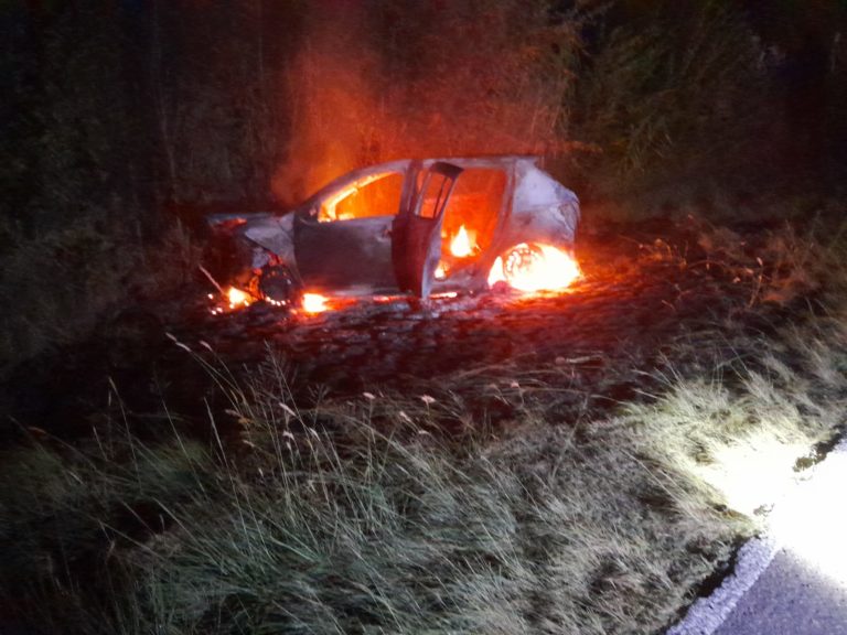 Accidente de tránsito en Ruta 10 dejó a dos personas heridas y un vehículo incendiado