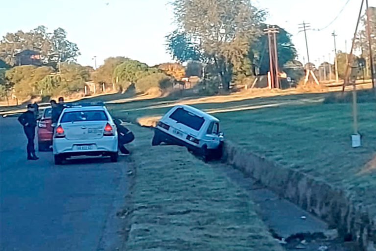 Desafortunado accidente automovilístico: pierde el control y cae en una alcantarilla