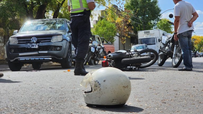 Choque entre una moto y una camioneta a la salida de un estacionamiento