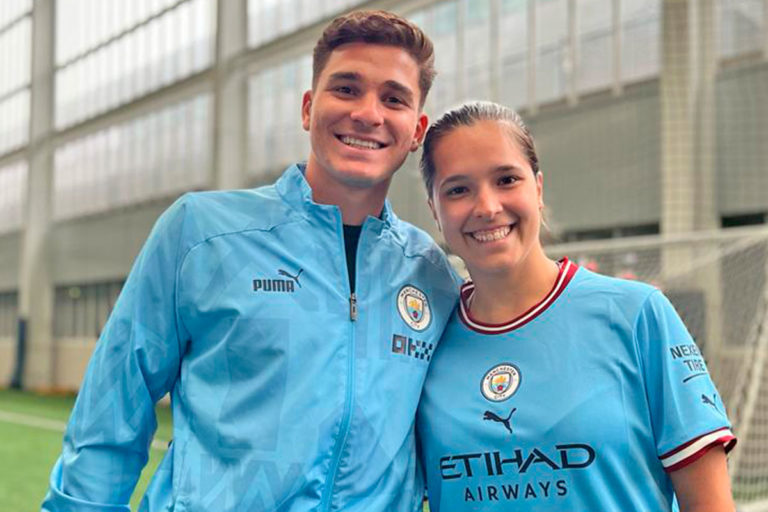 La piquense que conquistó Manchester: Agostina Otrosky y su encuentro con el ídolo Julián Álvarez