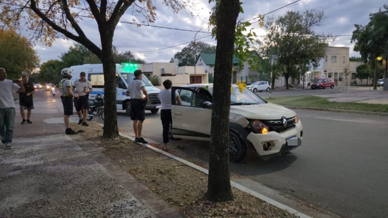 Choque entre moto y auto dejó como saldo una mujer hospitalizada