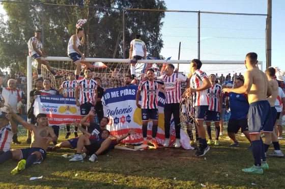 Estudiantil festejó por partida doble: 100 años y la cuarta copa provincial