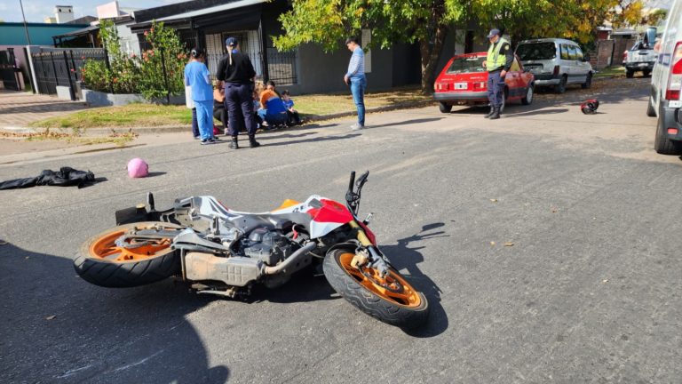 Madre e hija hospitalizadas tras choque entre auto y moto en calle 35 y 20