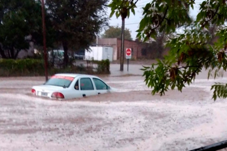 General Acha azotada por tormenta de lluvia y granizo: calles inundadas y autos atrapados